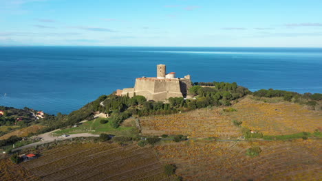 Festung-Saint-Elme-Auf-Einem-Hügel,-Luftaufnahme-Der-Stadt-Collioure,-Katalanisch,-Frankreich